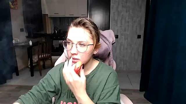 Snapshot of Reginasmilee chatting on September 30, 2:39 am Reginasmilee online show from September 30, 2:39 am