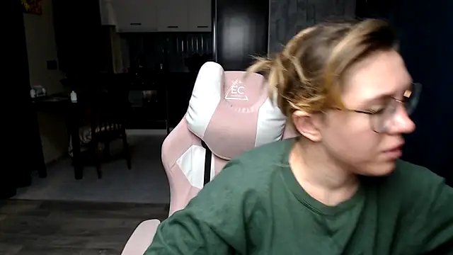 Snapshot of Reginasmilee chatting on September 28, 11:32 pm Reginasmilee online show from September 28, 11:32 pm