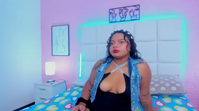 kyliee moore  online show from July 13, 11:55 am
