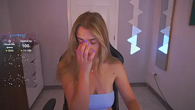 Snapshot of DanikaDillan chatting on October 27, 12:39 am DanikaDillan online show from October 27, 12:39 am