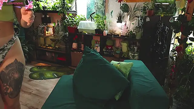 Snapshot of Dead_Butterfly chatting on October 30, 3:42 am Dead Butterfly online show from October 30, 3:42 am