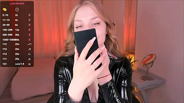 Snapshot of DakotaMabs chatting on October 19, 9:44 am DakotaMabs online show from October 19, 9:44 am