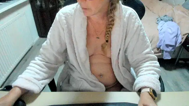 minoesje37 online show from October 14, 7:38 pm