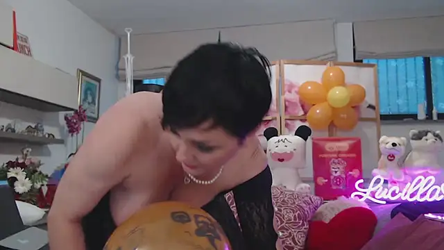 Snapshot of lucillabollente chatting on October 5, 6:29 am lucillabollente online show from October 5, 6:29 am