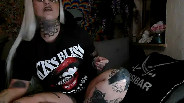 Snapshot of RoxxyInk chatting on October 24, 12:28 am RoxxyInk online show from October 24, 12:28 am