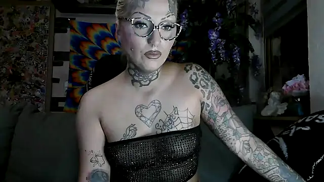 Snapshot of RoxxyInk chatting on October 25, 10:27 pm RoxxyInk online show from October 25, 10:27 pm