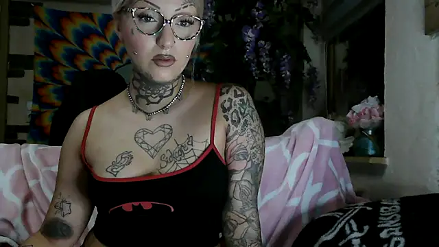 Snapshot of RoxxyInk chatting on October 19, 9:28 pm RoxxyInk online show from October 19, 9:28 pm