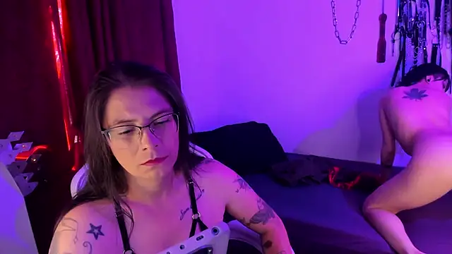 dungeongirls online show from November 10, 7:20 pm