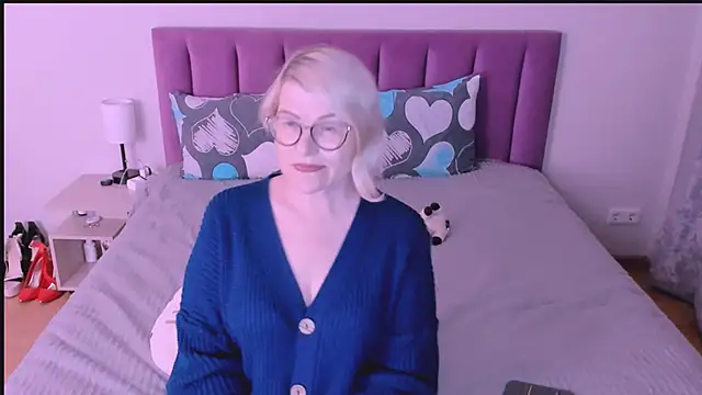 Snapshot of sabrinamacmarren chatting on September 10, 5:24 pm sabrinamacmarren online show from September 10, 5:24 pm