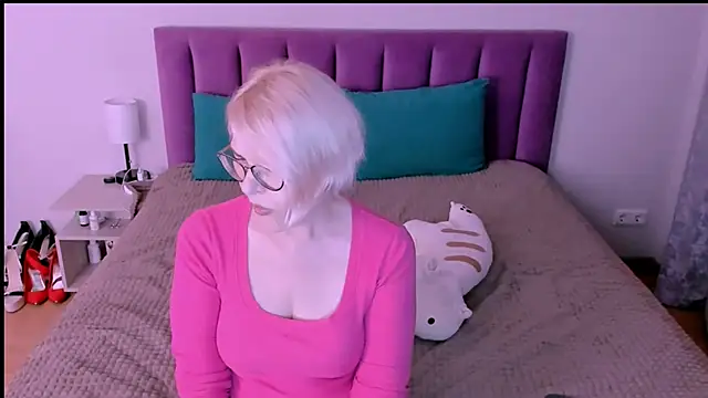 Snapshot of sabrinamacmarren chatting on September 21, 6:28 pm sabrinamacmarren online show from September 21, 6:28 pm