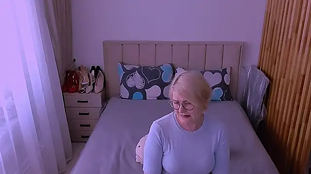 sabrinamacmarren online show from May 17, 1:43 pm
