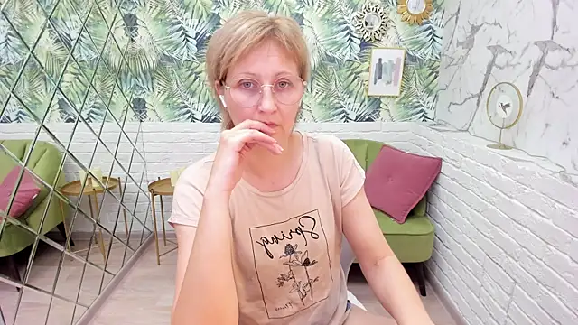 Paris Cherry online show from November 5, 8:25 pm