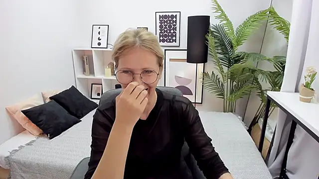 Paris Cherry online show from October 14, 9:28 pm