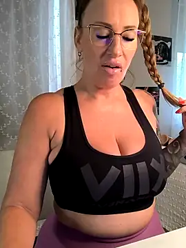 Snapshot of missjenn_x chatting on September 15, 8:22 am missjenn x online show from September 15, 8:22 am