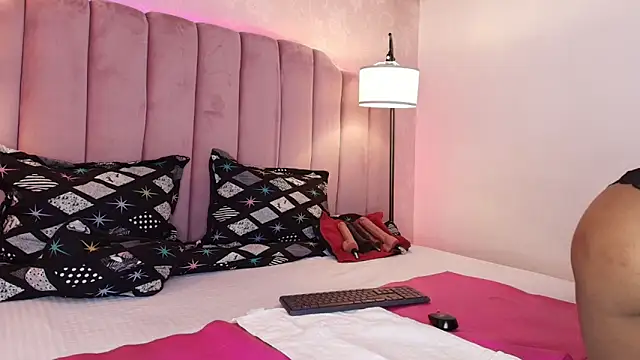 Snapshot of HallyBans chatting on October 27, 6:57 pm HallyBans online show from October 27, 6:57 pm