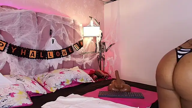 Snapshot of HallyBans chatting on October 29, 7:49 pm HallyBans online show from October 29, 7:49 pm