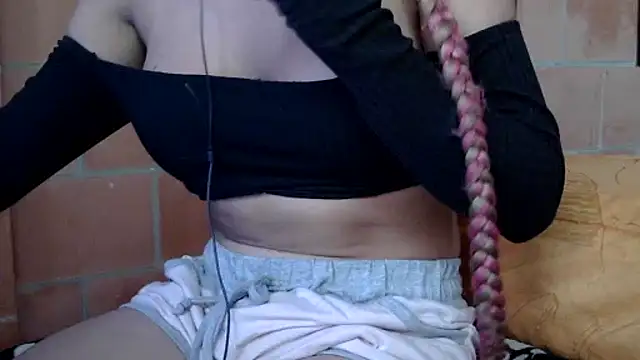 Snapshot of pamelasophia19 chatting on October 10, 9:20 pm pamelasophia19 online show from October 10, 9:20 pm