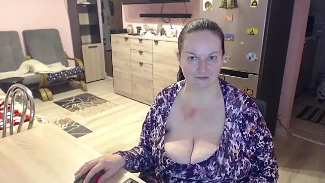 Snapshot of BustyLadyAlma chatting on November 2, 6:28 am BustyLadyAlma online show from November 2, 6:28 am