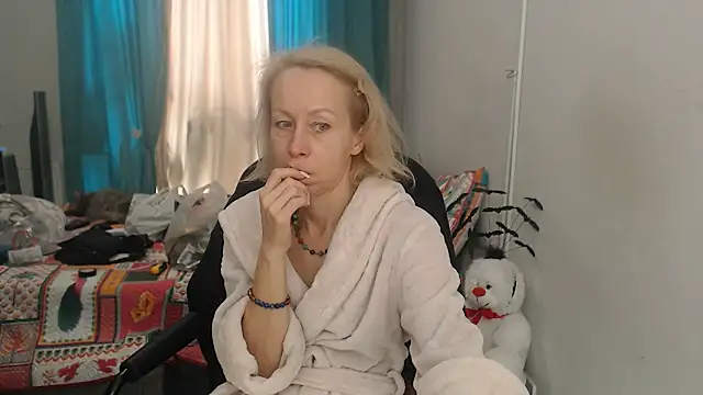 Snapshot of LuxuryNika chatting on October 26, 10:11 am LuxuryNika online show from October 26, 10:11 am