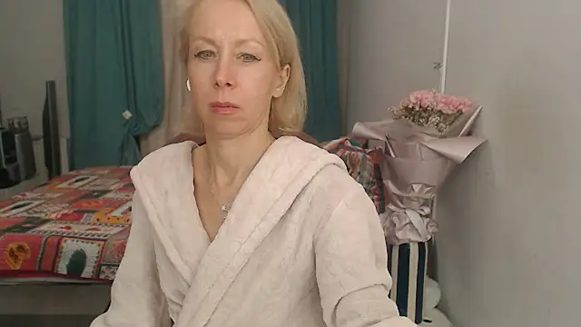 Snapshot of LuxuryNika chatting on October 13, 7:05 pm LuxuryNika online show from October 13, 7:05 pm