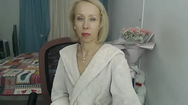 Snapshot of LuxuryNika chatting on October 1, 6:24 pm LuxuryNika online show from October 1, 6:24 pm