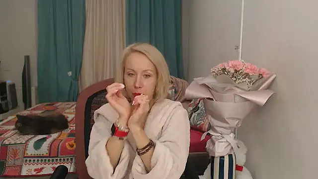 Snapshot of LuxuryNika chatting on October 4, 8:24 pm LuxuryNika online show from October 4, 8:24 pm