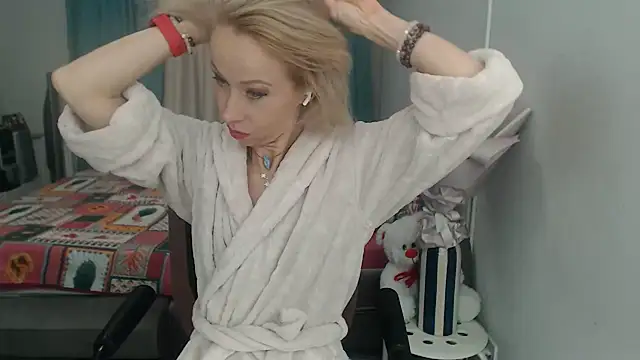 Snapshot of LuxuryNika chatting on October 14, 7:27 pm LuxuryNika online show from October 14, 7:27 pm