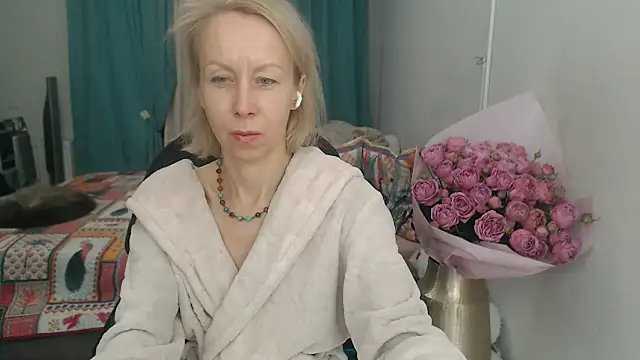 Snapshot of LuxuryNika chatting on October 24, 7:21 pm LuxuryNika online show from October 24, 7:21 pm