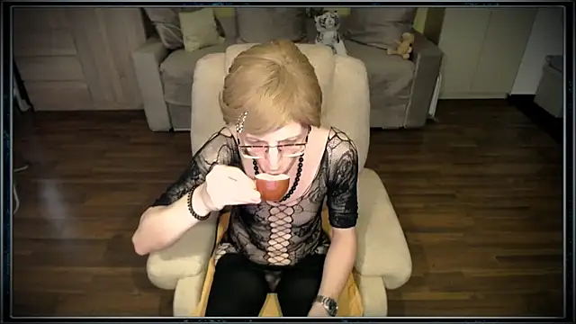 Snapshot of clementine chatting on October 15, 7:11 am clementine online show from October 15, 7:11 am