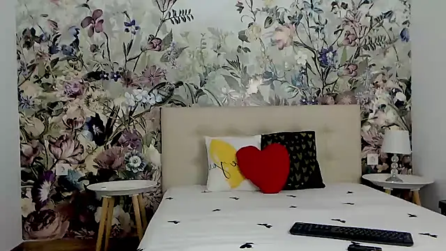 RoseDiamond06 online show from September 29, 10:37 pm