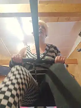 Snapshot of PinkTheHawk chatting on November 2, 3:10 am PinkTheHawk online show from November 2, 3:10 am