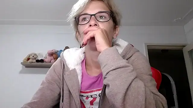 Snapshot of SmokerLety chatting on September 17, 8:45 am SmokerLety online show from September 17, 8:45 am