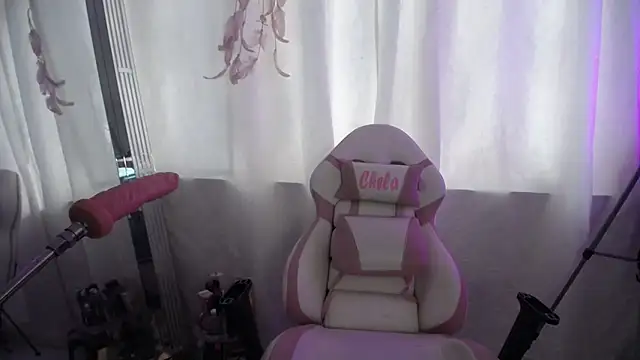 Snapshot of chelaqueen_ chatting on October 31, 8:24 pm chelaqueen  online show from October 31, 8:24 pm