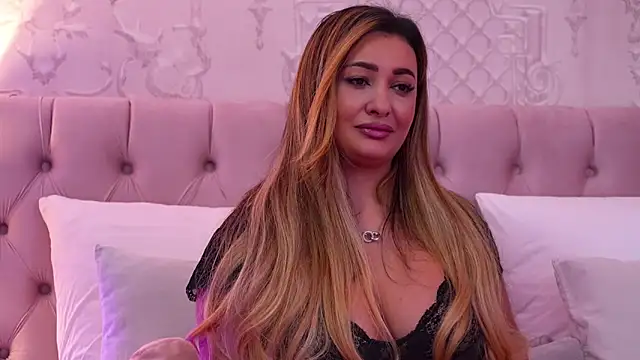 YaaraCollins online show from January 6, 8:12 pm