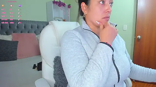 Snapshot of Kyllie_B chatting on September 16, 12:18 am Kyllie B online show from September 16, 12:18 am