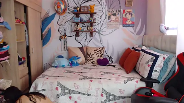 Snapshot of LinzyBaner chatting on October 13, 7:27 pm LinzyBaner online show from October 13, 7:27 pm