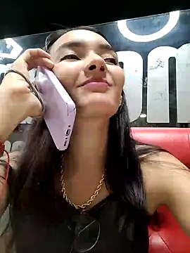 Snapshot of LinzyBaner chatting on October 18, 12:03 am LinzyBaner online show from October 18, 12:03 am