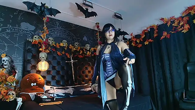 AlexHoe  online show from October 16, 7:05 pm