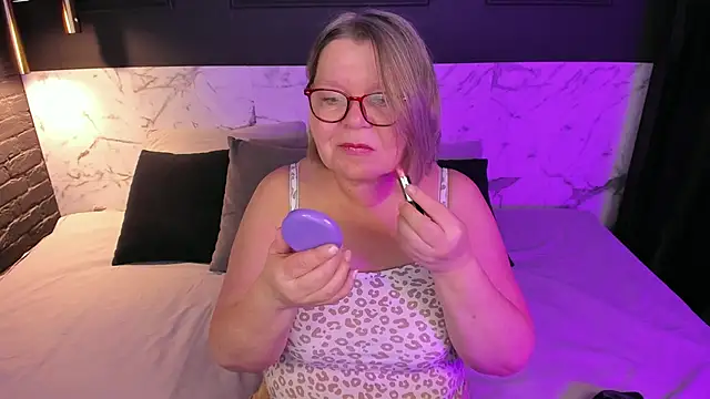 Snapshot of Shannonshine chatting on October 23, 5:57 am Shannonshine online show from October 23, 5:57 am