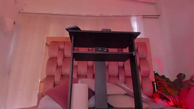 Snapshot of Secret_chells chatting on October 14, 6:10 pm Secret chells online show from October 14, 6:10 pm