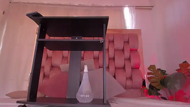 Snapshot of Secret_chells chatting on September 22, 5:33 pm Secret chells online show from September 22, 5:33 pm