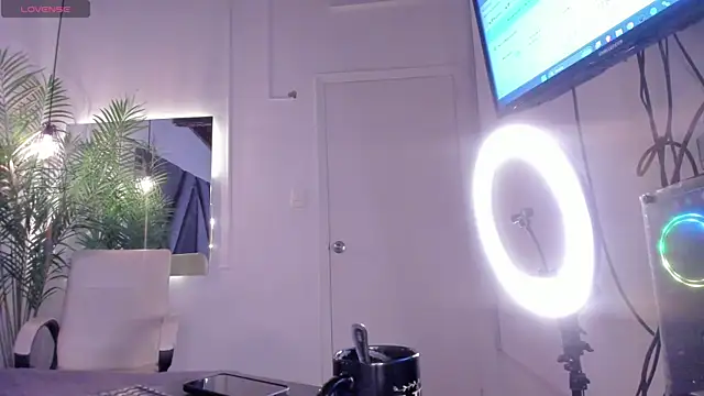 alessandra wells online show from October 10, 11:15 am