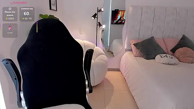 AmyWood online show from March 11, 7:27 pm