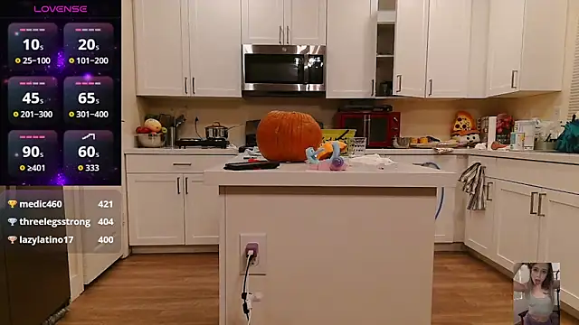 Snapshot of Blondiewithanass chatting on October 31, 10:41 am Blondiewithanass online show from October 31, 10:41 am