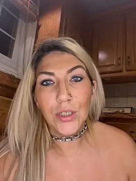 Snapshot of LittleMissEeve chatting on October 25, 1:57 am LittleMissEeve online show from October 25, 1:57 am