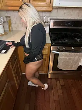 Snapshot of LittleMissEeve chatting on October 3, 4:17 am LittleMissEeve online show from October 3, 4:17 am