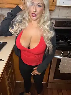 Snapshot of LittleMissEeve chatting on September 23, 2:43 am LittleMissEeve online show from September 23, 2:43 am