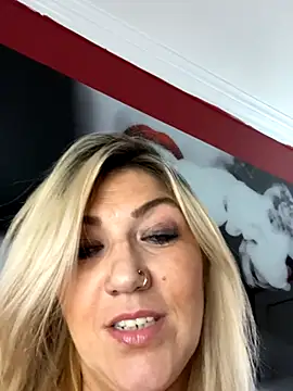 Snapshot of LittleMissEeve chatting on October 26, 3:02 am LittleMissEeve online show from October 26, 3:02 am