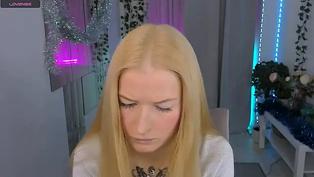 Laly Peach online show from December 21, 4:33 pm