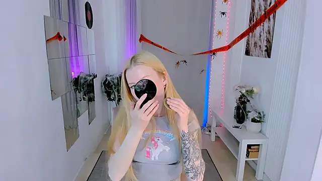 Snapshot of Laly_Peach chatting on October 22, 5:29 pm Laly Peach online show from October 22, 5:29 pm